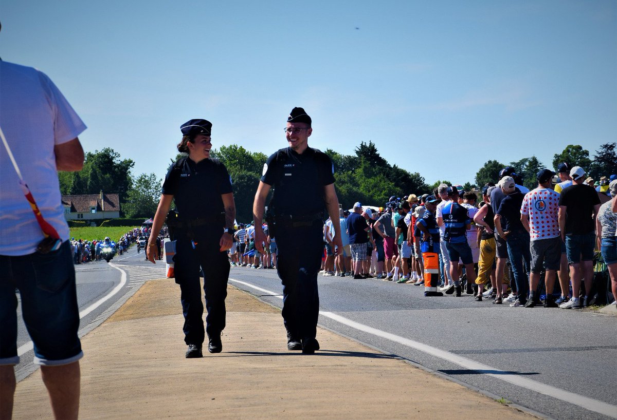 PoliceNat14's tweet photo. 💛 Effectifs locaux, renforts venus parfois de loin, élèves de l’Académie de police de Oissel, CRS… Une équipe soudée pour que la Grande Boucle ne déraille pas ! https://t.co/yZTjPnvBnt