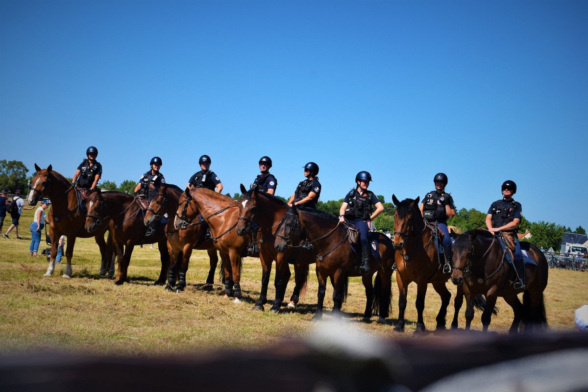 PoliceNat14's tweet photo. 💛 Effectifs locaux, renforts venus parfois de loin, élèves de l’Académie de police de Oissel, CRS… Une équipe soudée pour que la Grande Boucle ne déraille pas ! https://t.co/yZTjPnvBnt