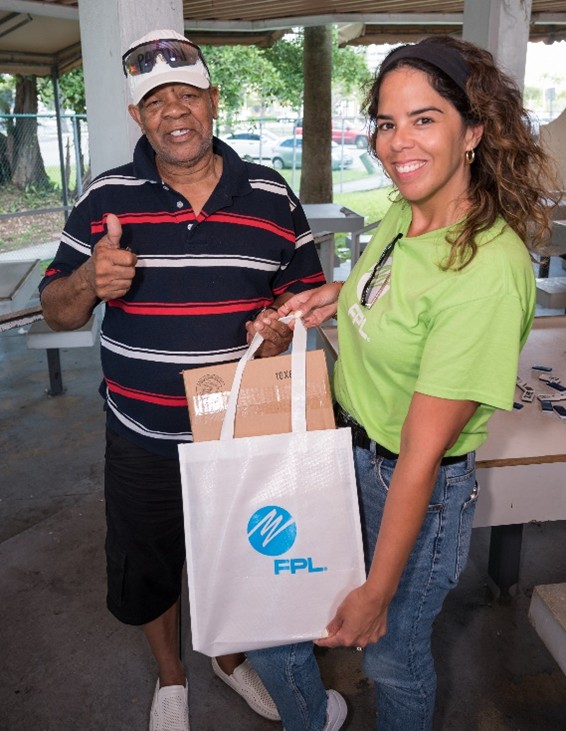 Doin’ Good in the Neighborhood! FPL volunteers delivered hurricane meal kits to seniors at Allapattah Community Action Center! Each kit includes water and 3 days of meals. #FPLCares