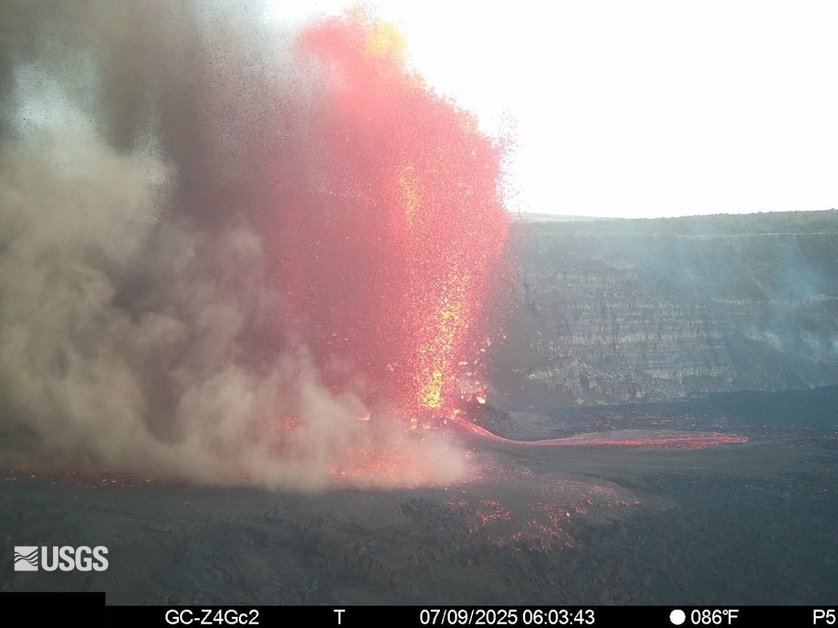 StrandenWX's tweet image. Kilauea is spewing fountains up to 1000 FT, what a show its putting on! #hawaii #volcano