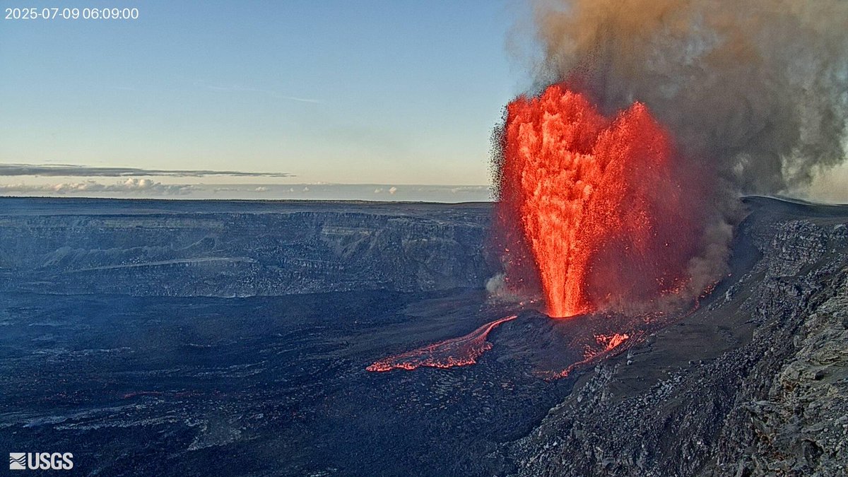 StrandenWX's tweet image. Kilauea is spewing fountains up to 1000 FT, what a show its putting on! #hawaii #volcano