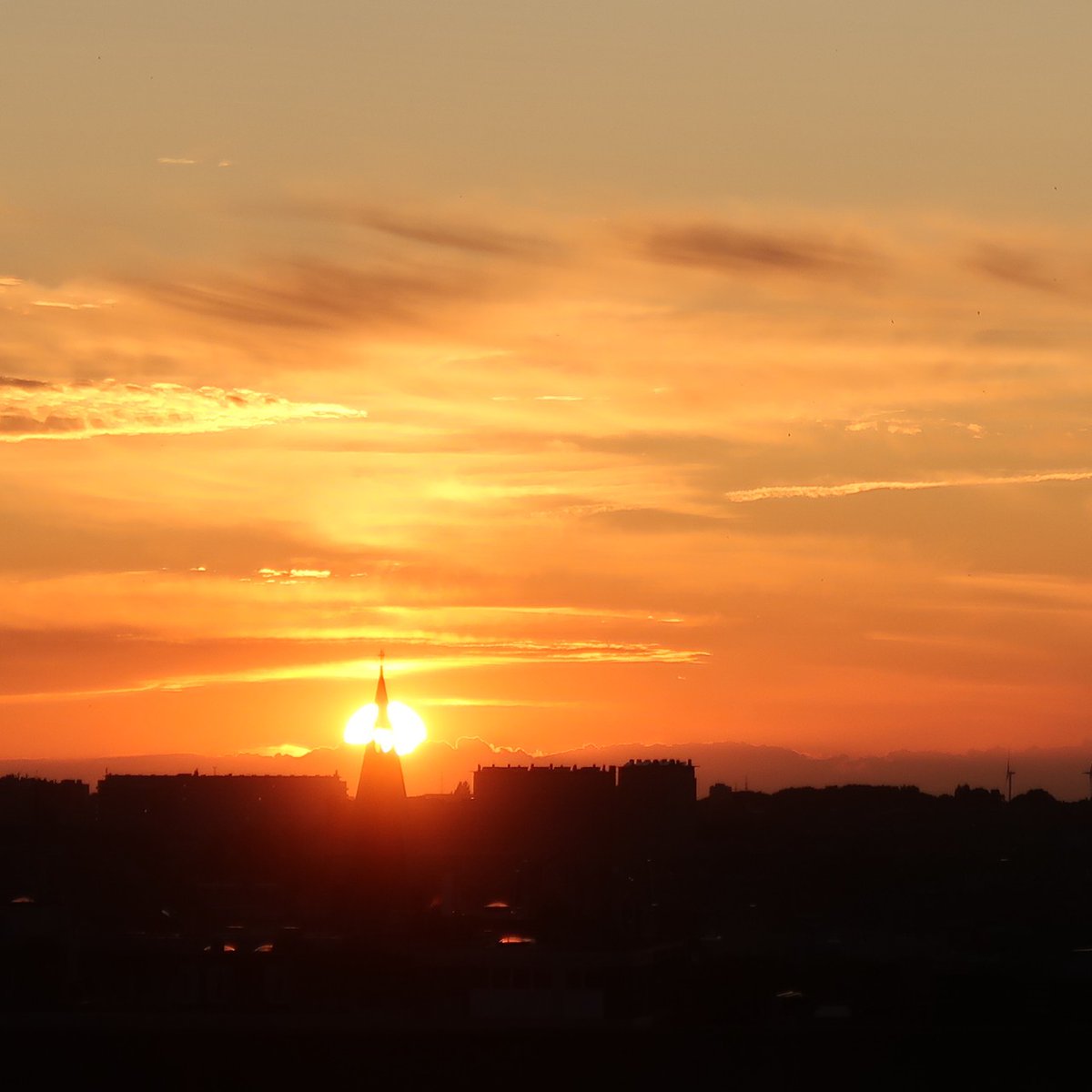 FotoStefan's tweet image. Summer sunset #Bruxelles #skycolors #sunsetphotography #SummerVibes #visitbrussels #travelmore #travelphotography #keepexploring #whattodobrussels