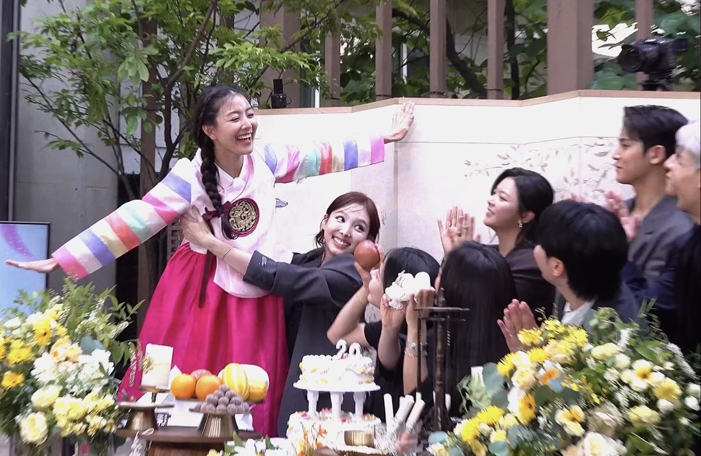 sesangmountain's tweet photo. Sehyo prettier in hanbok 
worldwide beloved besties for a reason
#SEJEONG
#JIHYO https://t.co/rTOnnSGPg3