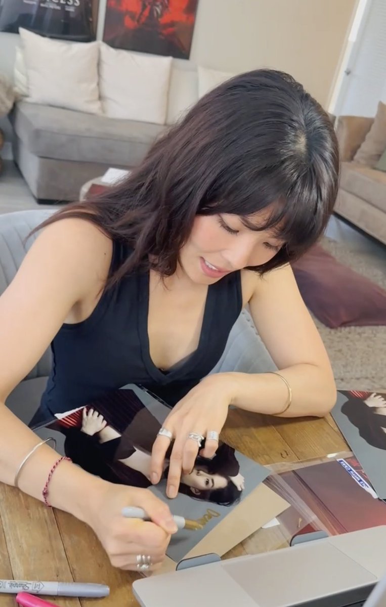 Thank you to @streamilylive for making this signing event happen! It’s been so much fun reading all your sweet messages and special requests while signing posters and photos 💛
I’m so grateful for all the love and support -thank you, thank you!

streamily.com/masumi-