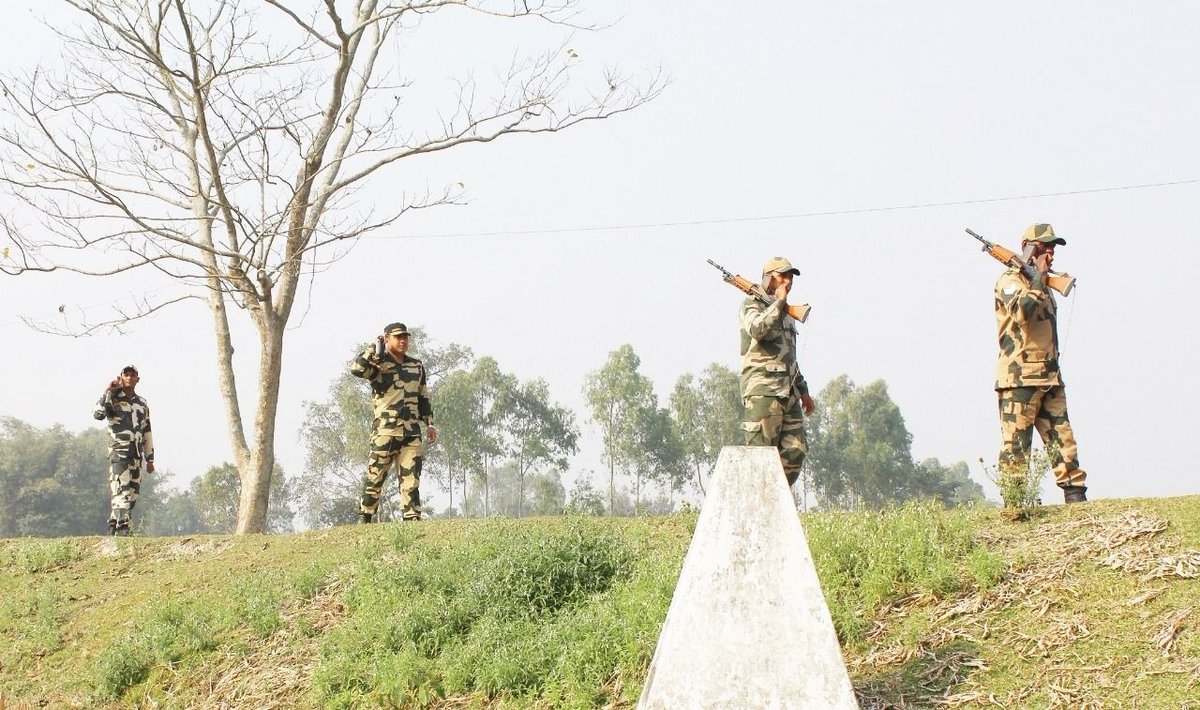 🄿🄸🄲🅃🅄🅁🄴 🅂🄿🄴🄰🄺🅂 🅃🄷🄾🅄🅂🄰🄽🄳 🅆🄾🅁🄳🅂
🇮🇳 🇮🇳

#BSF
#FirstLineofDefence
#𝐙𝐞𝐫𝐨𝐋𝐢𝐧𝐞𝐏𝐚𝐭𝐫𝐨𝐥𝐥𝐢𝐧𝐠