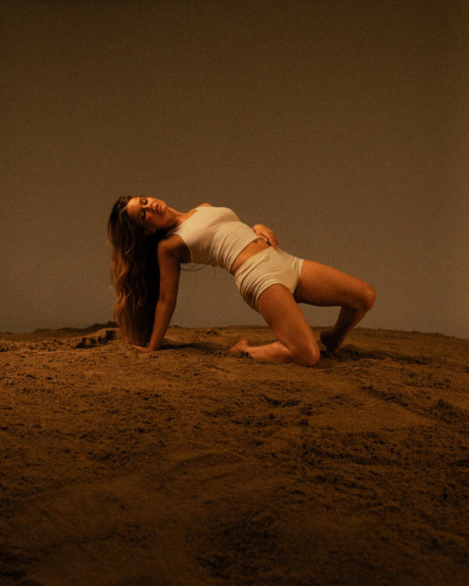 MarenMorris's tweet image. love was never lost
it’s just waiting for my footsteps
to finally come across it
even if i’m crawling 🕯️