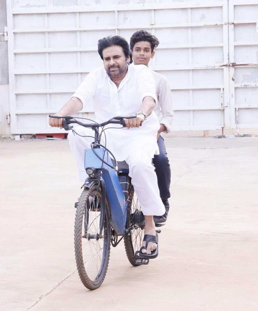 Deputy CMO, Andhra Pradesh (@apdeputycmo) on Twitter photo బ్యాటరీ సైకిల్ సిద్ధూని అభినందించిన ఉప ముఖ్యమంత్రి <a href="/PawanKalyan/">Pawan Kalyan</a>
విజయనగరం జిల్లాకు చెందిన ఇంటర్మీడియెట్ విద్యార్థి రాజాపు సిద్ధూ అతి తక్కువ ఖర్చుతో బ్యాటరీతో నడిచే సైకిల్ను రూపొందించాడు. ఈ వినూత్న ఆవిష్కరణను రాష్ట్ర ఉప ముఖ్యమంత్రి, అటవీ, పర్యావరణ, సైన్స్ అండ్ టెక్నాలజీ శాఖ బ్యాటరీ సైకిల్ సిద్ధూని అభినందించిన ఉప ముఖ్యమంత్రి <a href="/PawanKalyan/">Pawan Kalyan</a>
విజయనగరం జిల్లాకు చెందిన ఇంటర్మీడియెట్ విద్యార్థి రాజాపు సిద్ధూ అతి తక్కువ ఖర్చుతో బ్యాటరీతో నడిచే సైకిల్ను రూపొందించాడు. ఈ వినూత్న ఆవిష్కరణను రాష్ట్ర ఉప ముఖ్యమంత్రి, అటవీ, పర్యావరణ, సైన్స్ అండ్ టెక్నాలజీ శాఖ