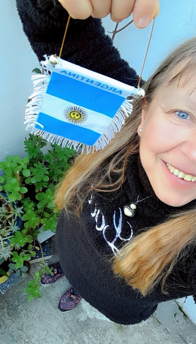 VZArgentina's tweet image. #9july  felices 209 años mi linda ARGENTINA 🇦🇷🇦🇷🇦🇷🇦🇷 hoy mi patio de plantas luce bandera y contenta que  pronto cocinamos empanadas tambien 😄😊 #verobsas #argentina #liyifengnews #happyindependencyday