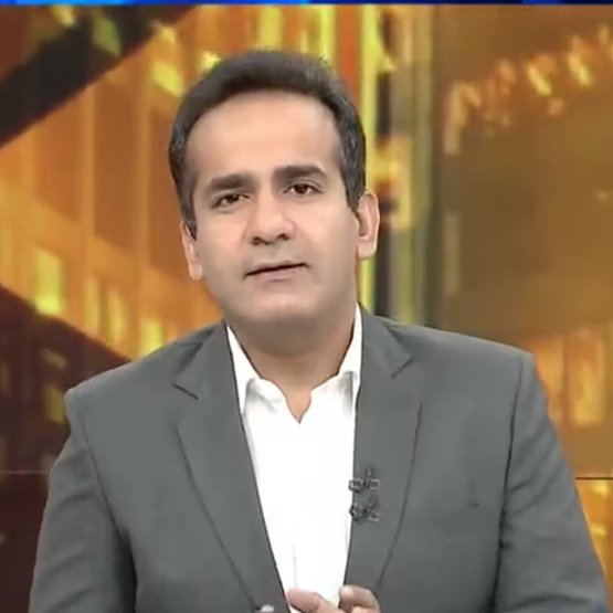 मैंने इससे गिरा और बिका हुआ दलाल पत्रकार नहीं देखा आजतक....
 क्या इससे भी कोई ऊपर है ..???