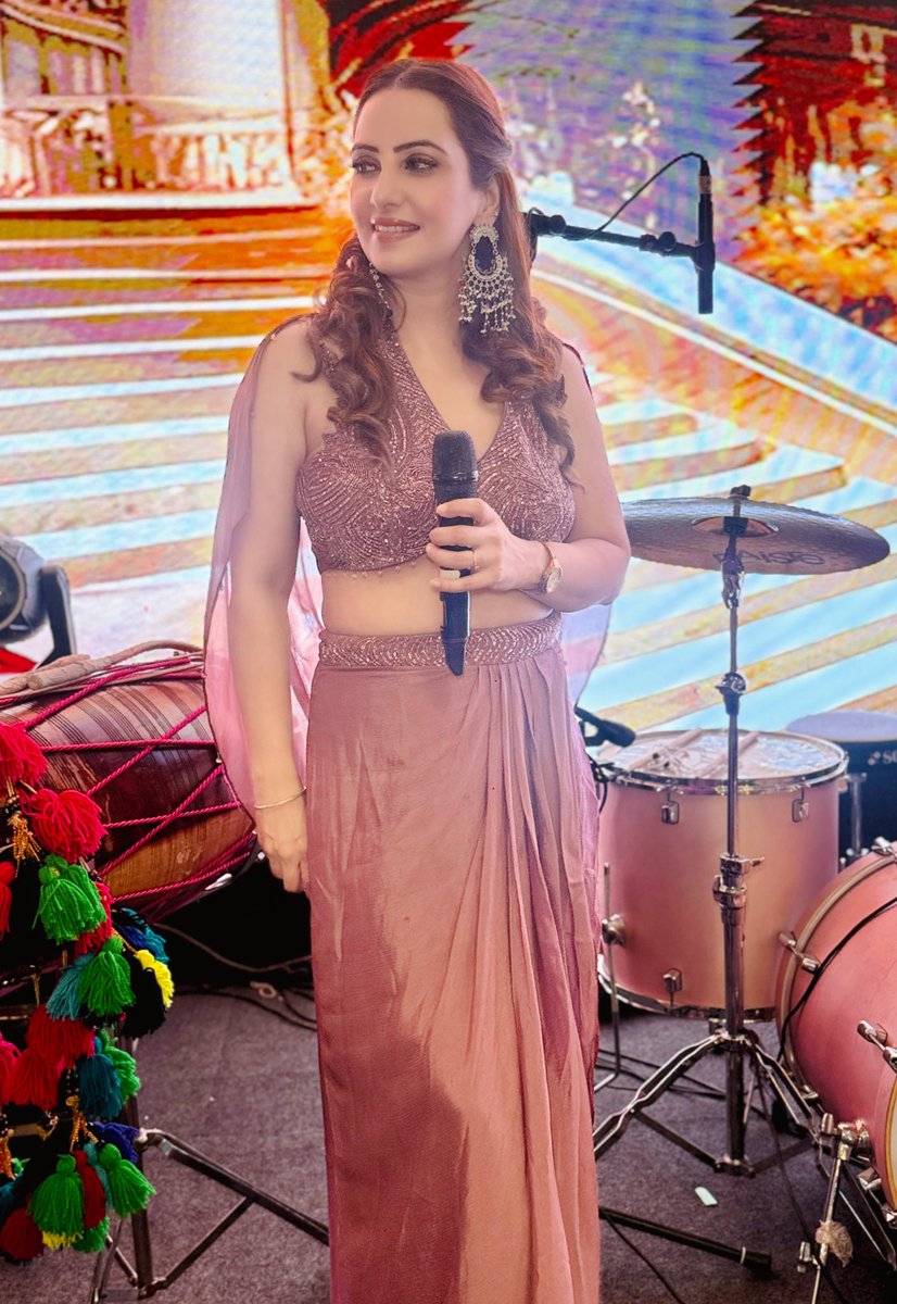AnchorPiya's tweet photo. Lights. Camera. Grace.
When tradition meets glam on stage 💃🎤 #anchorpiyasharma🎤 #MicAndMagic #RoyalVibesOnly #EventElegance #DesiHostMode #queen #look @studioamas #EthnicGlowUp #StageSutra #GlamInSaree #PunjabiSwag https://t.co/UD74Y5FHTQ