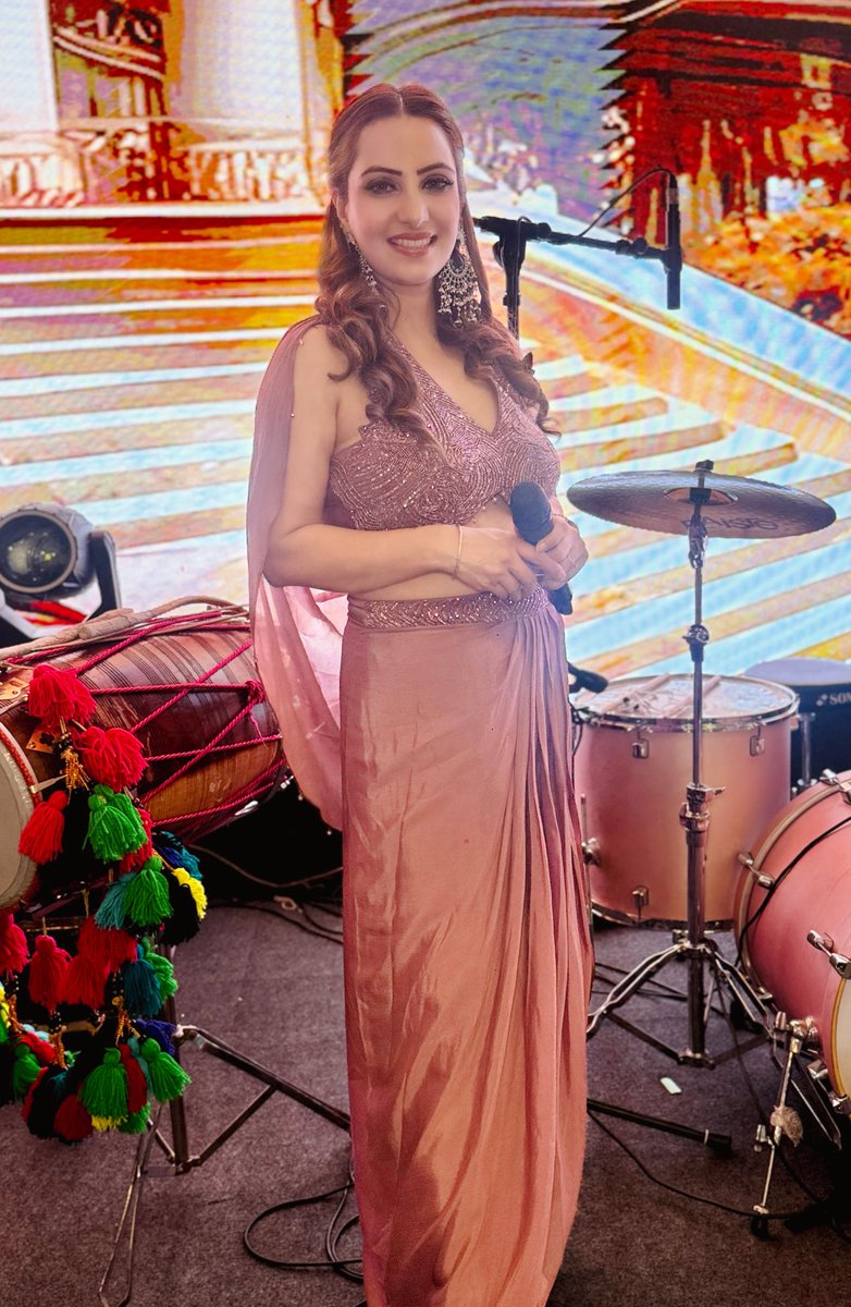 AnchorPiya's tweet photo. Lights. Camera. Grace.
When tradition meets glam on stage 💃🎤 #anchorpiyasharma🎤 #MicAndMagic #RoyalVibesOnly #EventElegance #DesiHostMode #queen #look @studioamas #EthnicGlowUp #StageSutra #GlamInSaree #PunjabiSwag https://t.co/UD74Y5FHTQ