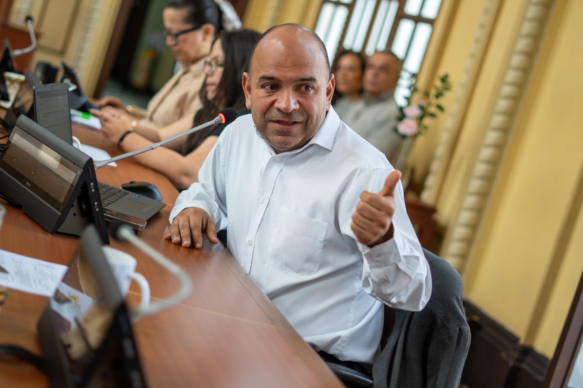 <a href="/LuisRobertoRM/">Luis Roberto Rivas</a> Luis Alberto Giraldo, diputado: “Pido a todos los diputados que no nos descuidemos con esta conversación. Esta si es una sesión de trabajo donde el contralor debería está haciendo la socialización por respeto a la Corporación”.