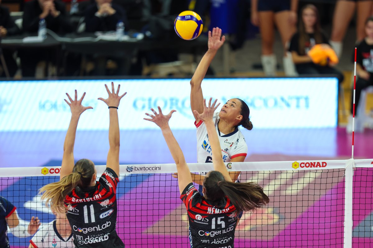 BaylorVBall's tweet image. She's in the metroplex! AVERY SKINNER, LIVE AT VNL!
July 9 - USA vs. Thailand
July 10 - USA vs. Dominican Republic
July 12 - USA vs. Canada
July 13 - USA vs. China
▶️ VBTV & Big Ten Network
🎟️: go.usav.org/vnlticketsusa
#SicEm🐻🏐 @usavolleyball #VNL