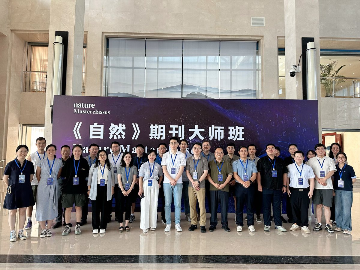 sgqcheng's tweet image. Great to deliver the Nature MasterClasses with Jie @JPanPanJ for the School of Computer Science at Northwestern Polytechnical University in Xi’an, to share our views on what makes a strong computational paper for @NaturePortfolio journals. #labvisit #openscience