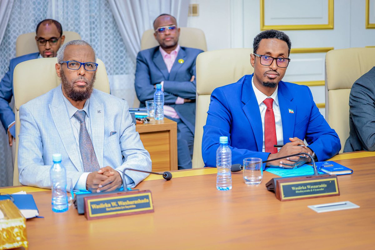 Presidencysl_'s tweet image. Somaliland: President Abdirahman Irro Chairs 26th Cabinet Ministers Meeting
The President of the Republic of Somaliland, His Excellency Dr. Abdirahman Mohamed Abdillahi (Irro), today presided over the 26th session of the Council of Ministers.
Held at the Presidential Palace…