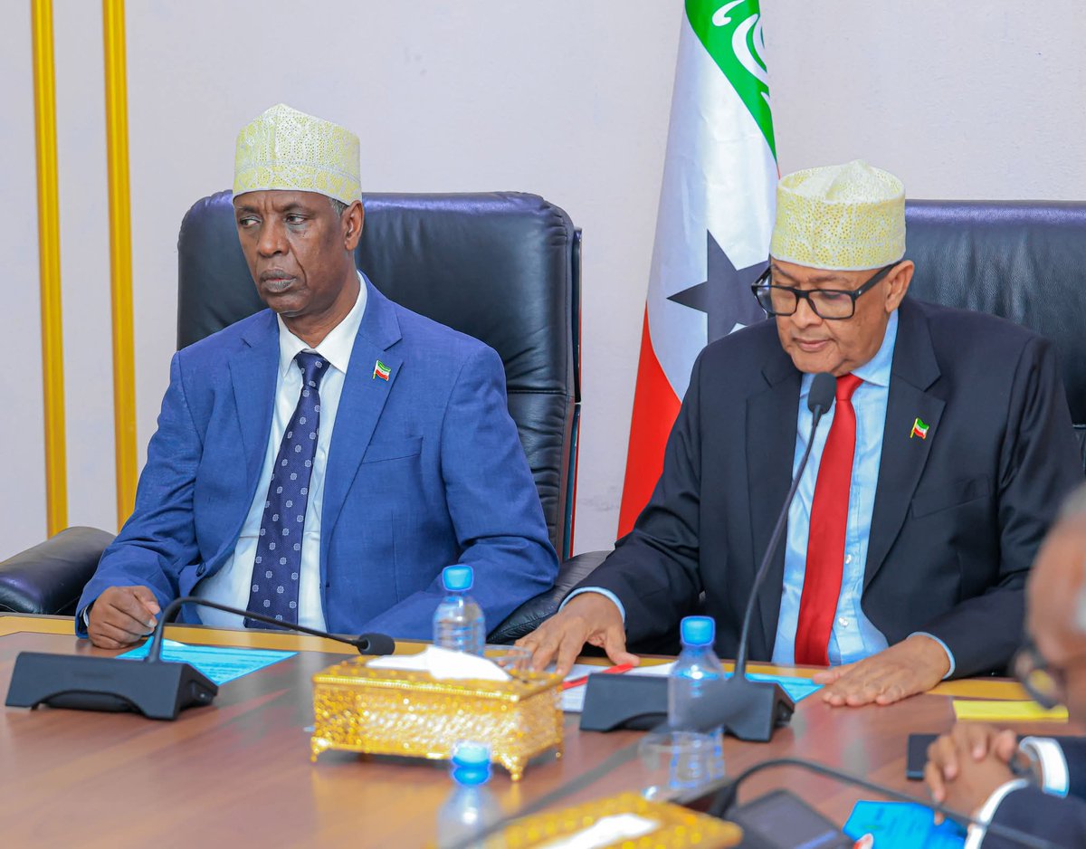 Presidencysl_'s tweet image. Somaliland: President Abdirahman Irro Chairs 26th Cabinet Ministers Meeting
The President of the Republic of Somaliland, His Excellency Dr. Abdirahman Mohamed Abdillahi (Irro), today presided over the 26th session of the Council of Ministers.
Held at the Presidential Palace…