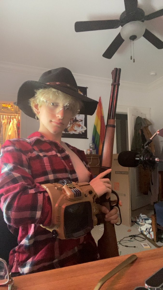 twitch.tv/femboypsycho

It gets pretty lonely out in the wasteland why not tag along with me?