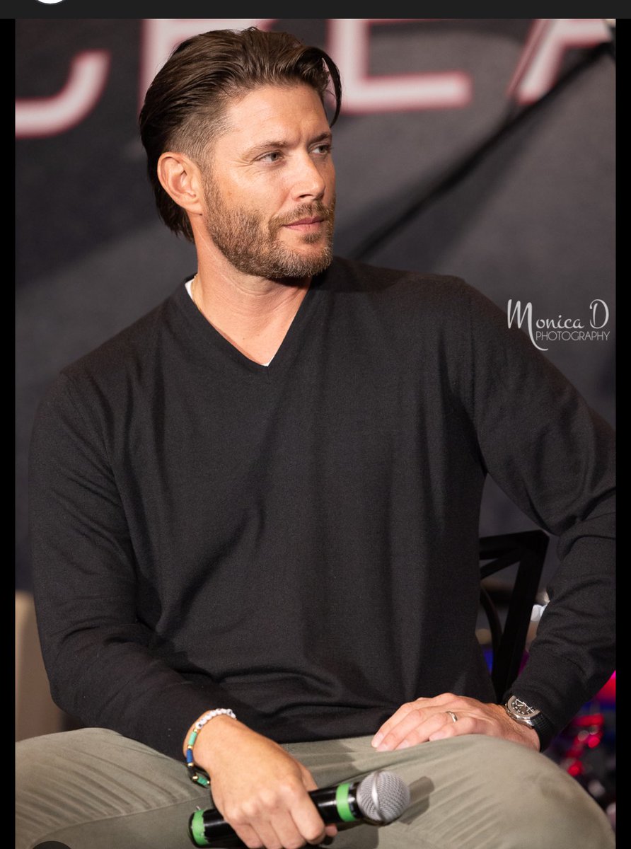 Middle-aged divorcee Joy wants:
Her kids to be ☺️. 
Her ☕️ shop to stay afloat. 
But…
A ⛈️ rolls in, bringing with it everyone’s favorite TV star. 
🚩Joy doesn’t know who he is, and he doesn’t tell her. 
❓How can they fall in love?
Falling For A Star-WIP
#A #R #W #UnhingedPit