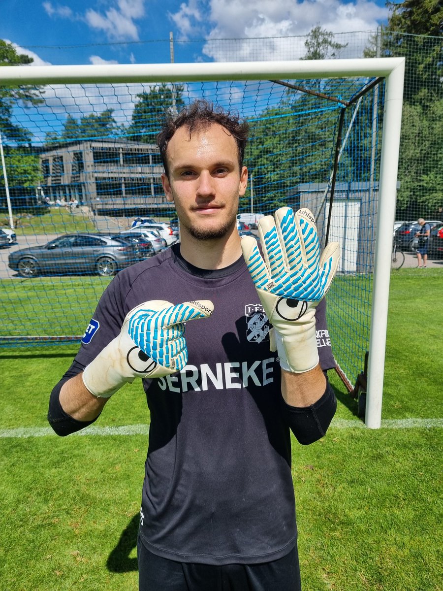 I dag har vi besökt IFK Göteborgs målvakt Elis Bishesari på Kamratgården där vi först tittade när han tränade och sedan gick vi igenom vår Cybertec kollektion.🧤  

Elis spelar i Cybertec Absolut Grip HN med artikelnummer 101 1379 01. 

Tack för att vi fick komma på besök.