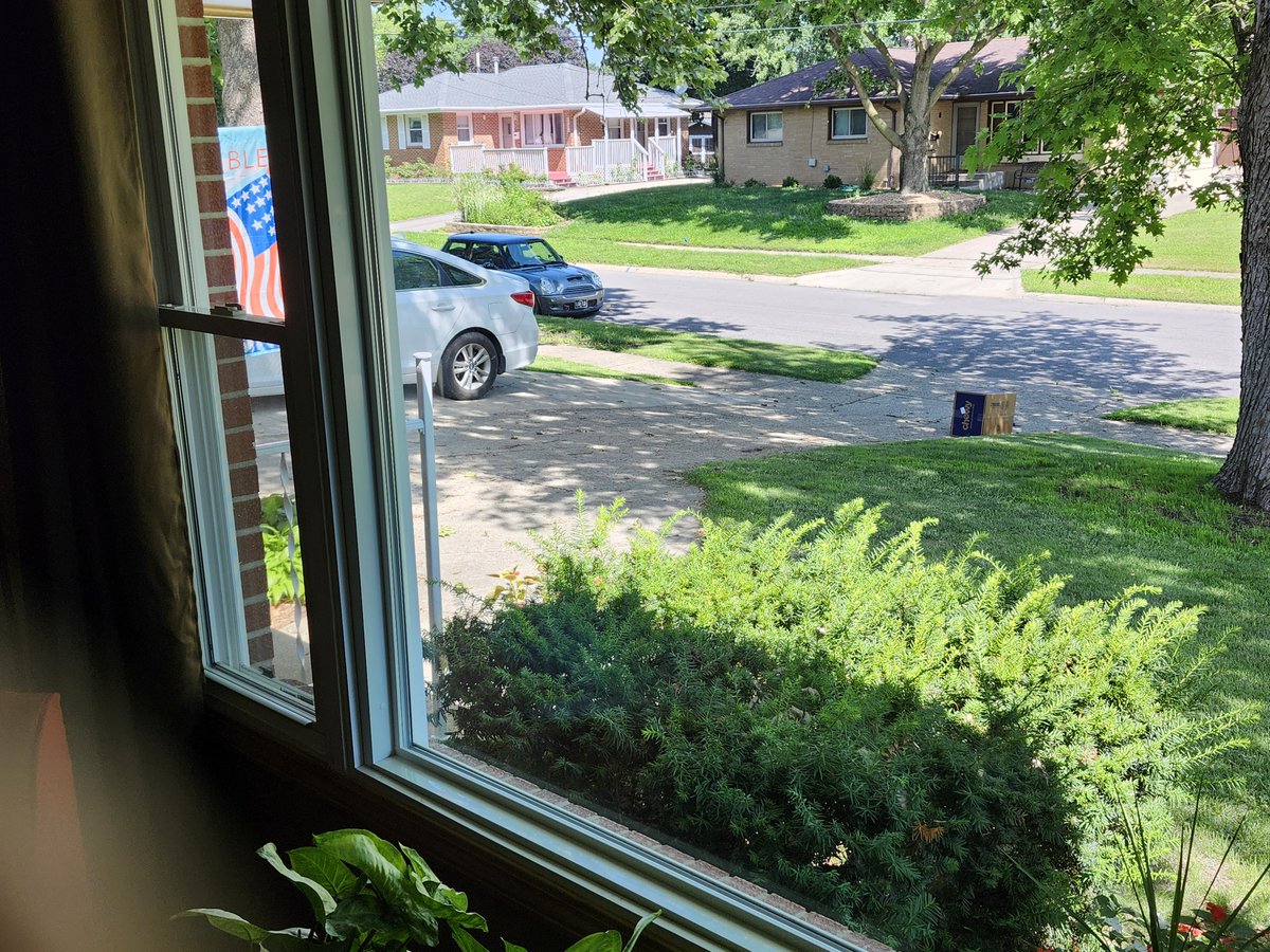 kdevinwren's tweet photo. @FedEx Don't have to worry about porch pirates, just driveway pirates. Unbelievably lazy! https://t.co/W12PEwrLWL