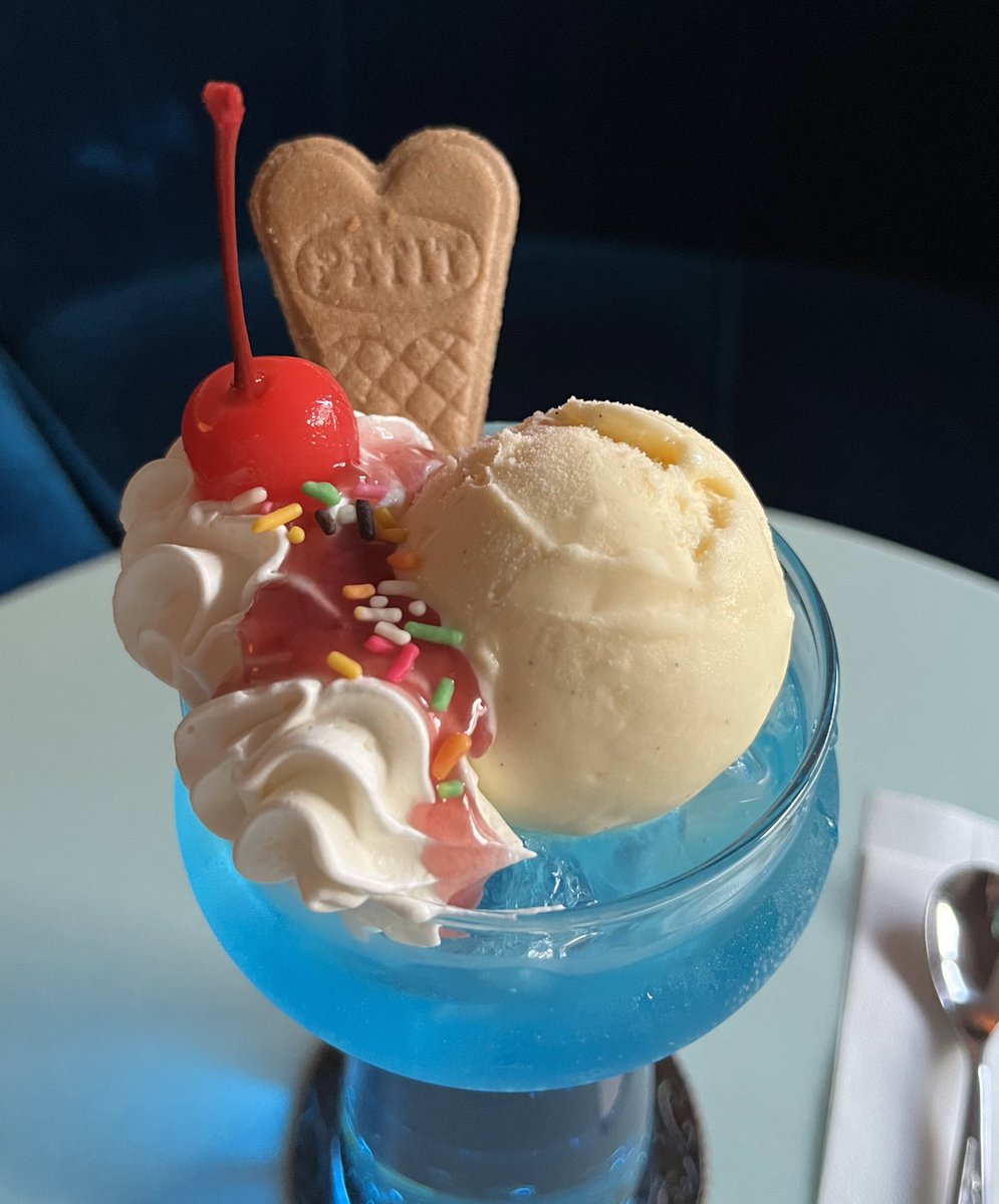 お好きな冷たい飲み物に＋300円でバニラアイスクリーム、さくらんぼ、ホイップ、ウエハースを盛り付けたニュースタイルでご提供します。
まるで住宅地にそびえ立つ給水塔のようなので給水塔グラスと呼んでいます。お好きなカラーやお味でぜひ🌊