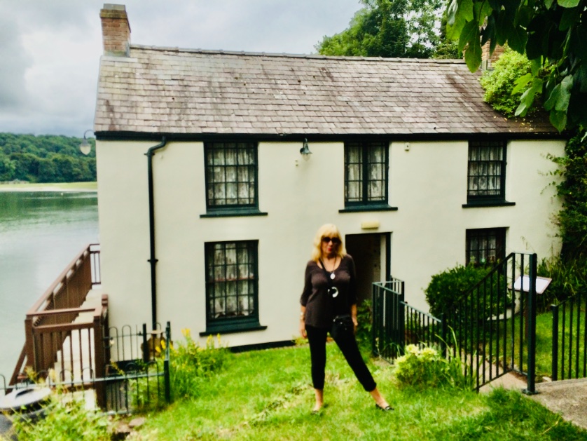 ShesfromWales's tweet image. The house  Dylan Thomas lived in with his wife and kids in South Wales 🏴󠁧󠁢󠁷󠁬󠁳󠁿 I sat in his garden and could imagine him and Caitlin having drunken rows and laughing too 💝after their pub sessions 😊 #dylanthomas #thephotohour #welshpoet #legend #poet #cymru  #thingsisee #southwales