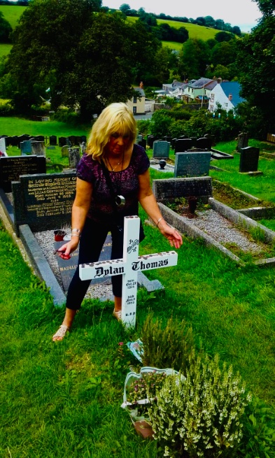 ShesfromWales's tweet image. The house  Dylan Thomas lived in with his wife and kids in South Wales 🏴󠁧󠁢󠁷󠁬󠁳󠁿 I sat in his garden and could imagine him and Caitlin having drunken rows and laughing too 💝after their pub sessions 😊 #dylanthomas #thephotohour #welshpoet #legend #poet #cymru  #thingsisee #southwales