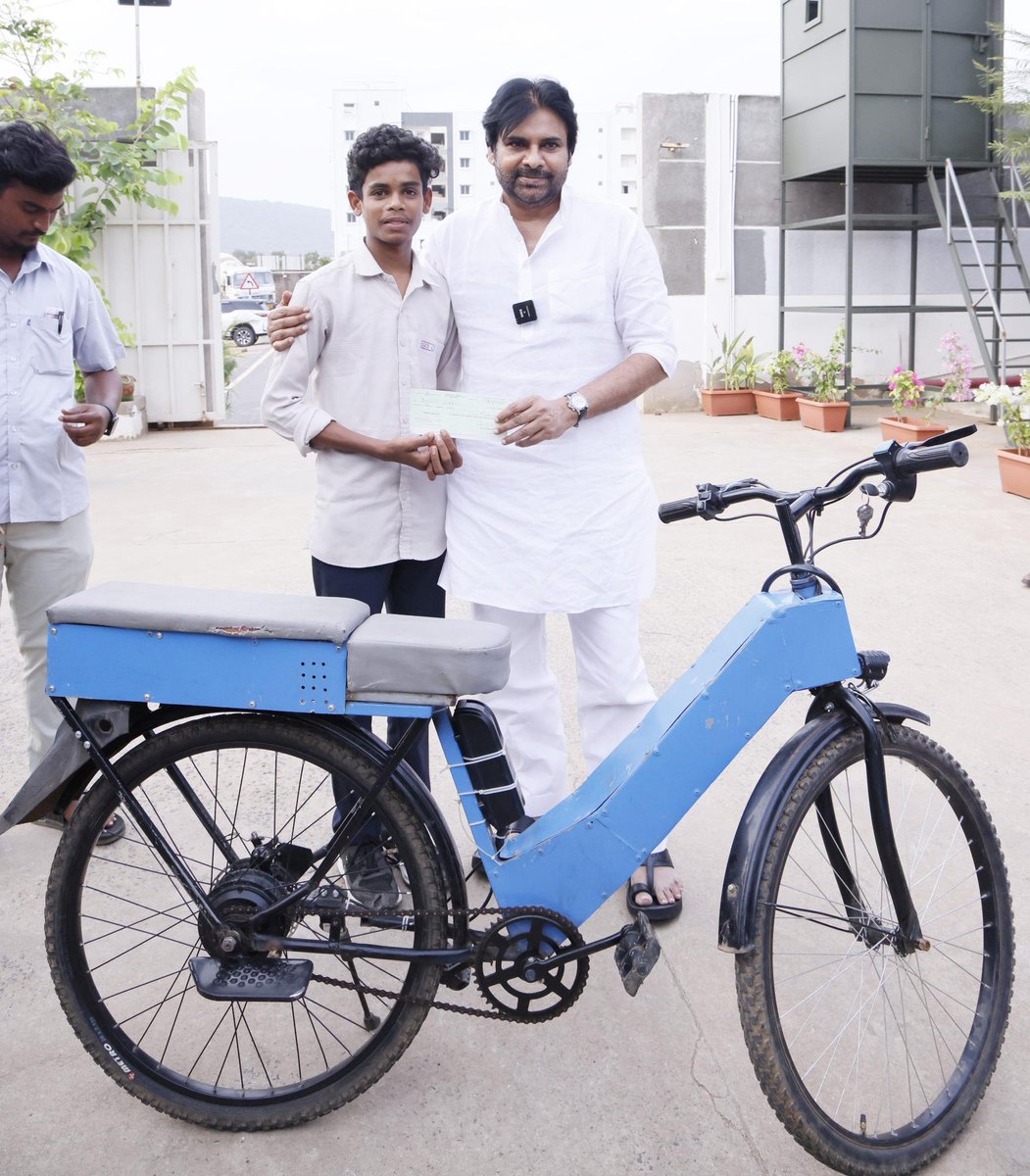 JanaSenaParty's tweet photo. బ్యాటరీ సైకిల్ సిద్ధూని అభినందించిన శ్రీ @PawanKalyan గారు

•వినూత్న ఆవిష్కరణను పరిశీలించిన ఉప ముఖ్యమంత్రివర్యులు 
•రూ. లక్ష ప్రోత్సాహకం అందజేత

అతి తక్కువ ఖర్చుతో.. బ్యాటరీతో నడిచే సైకిల్ ను రూపొందించిన విజయనగరం జిల్లాకు చెందిన ఇంటర్మీడియెట్ విద్యార్ధి రాజాపు సిద్ధూని రాష్ట్ర ఉప ముఖ్యమంత్రి, అటవీ పర్యావరణ సైన్స్ అండ్ టెక్నాలజీ శాఖ మంత్రి శ్రీ పవన్ కళ్యాణ్ గారు అభినందించారు. వినూత్న ఆలోచనతో సరికొత్త ఆవిష్కరణకు రూపం ఇచ్చిన సిద్ధూ గురించి సామాజిక మాధ్యమాల ద్వారా తెలుసుకుని అతన్ని మంగళగిరిలోని క్యాంపు కార్యాలయానికి పిలిపించుకుని ప్రత్యేకంగా మాట్లాడారు. సిద్దూ ఆవిష్కరించిన సైకిల్ ని స్వయంగా నడిపారు. అతని ఆలోచనలు తెలుసుకుని అబ్బురపడ్డారు. సిద్ధూ రూపొందించిన గ్రాసరీ గురూ వాట్సప్ సర్వీస్ బ్రోచర్ చూసి ప్రత్యేకంగా అభినందించారు. అతని ఆలోచనలకు మరింత పదునుపెట్టాలని ఆకాంక్షిస్తూ రూ.లక్ష ప్రోత్సాహకం అందించారు. ఆ సైకిల్ పై సిద్ధూని కూర్చోబెట్టుకొని నడిపారు.
విజయనగరం జిల్లా, జాడవారి కొత్తవలస గ్రామానికి చెందిన  సిద్ధూ సుదూరంలో ఉన్న కాలేజీకి వెళ్లేందుకు స్వయంగా ఒక ఎలక్ట్రిక్ సైకిల్ తయారు చేశాడు. మూడు గంటలు బ్యాటరీ ఛార్జ్ చేస్తే 80 కిలోమీటర్లు ప్రయాణించగల ఈ సైకిల్ సామాజిక మాధ్యమాల్లో వైరల్ గా మారింది.