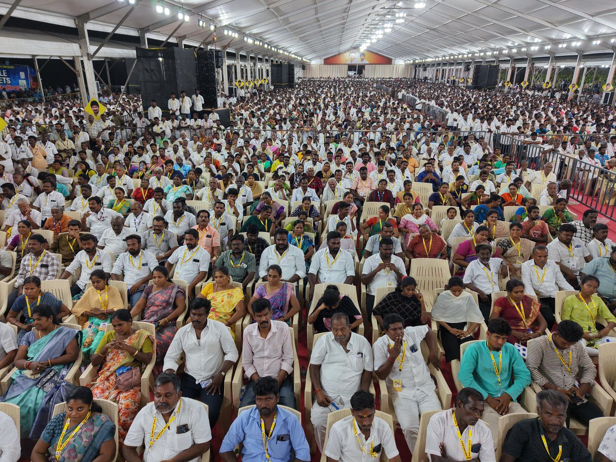 மாண்புமிகு தமிழ்நாடு முதலமைச்சர் <a href="/mkstalin/">M.K.Stalin</a> அவர்களின் உத்தரவின் பேரில் கரூர் மாவட்டக்கழகத்தைச் சேர்ந்த சுமார் 16 ஆயிரம் பூத் கமிட்டி நிர்வாகிகள் மற்றும் BDA எனப்படும் பூத் அளவிலான இணைய முகவர்கள் பங்கேற்ற மாபெரும் ஆலோசனைக் கூட்டத்தில் இன்று பங்கேற்றோம்.

கழகத்தின் கொள்கைகள் - கழக