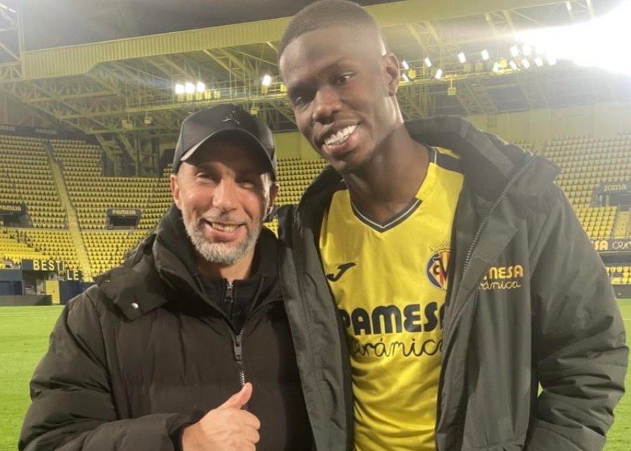 EllBretland's tweet image. &quot;He feeds off of being loved and wants to give back that love.” 🔵⚽️

I spoke to Thierno Barry&apos;s father Amadou, his SC Toulon coach Youssef Sif and former SK Beveren CEO Antoine Gobin to chart the striker&apos;s journey to Everton.

You can read about it here: ellbretland.substack.com/p/the-rise-of-…