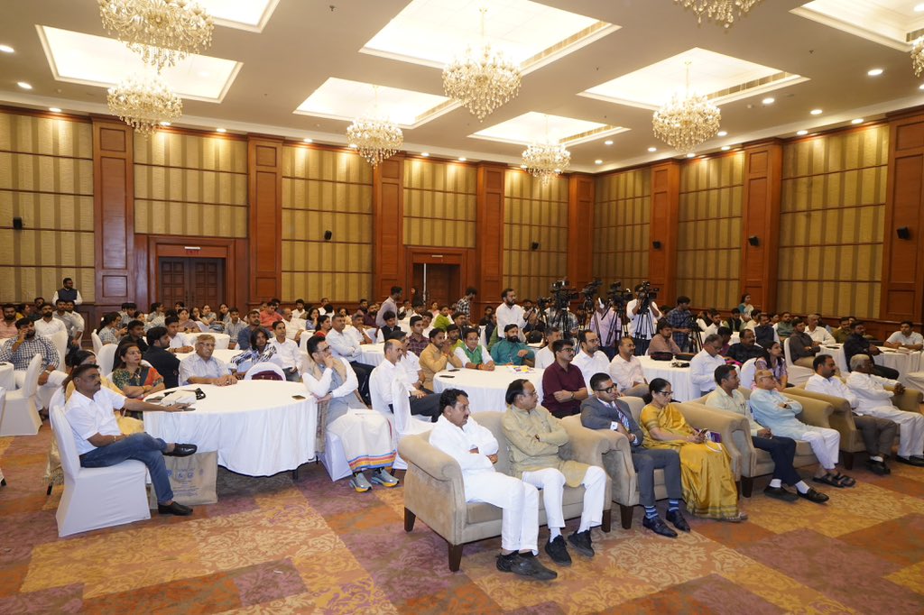 आज New Maharashtra Sadan, नई दिल्ली में आयोजित Indian Institute of Democratic Leadership (IIDL) के आठवें दीक्षांत समारोह में माननीय केंद्रीय मंत्री डॉ. मनसुख मांडविया जी के साथ शामिल हुआ एवं युवा नेतृत्व पीढ़ी को संबोधित किया।

इस कार्यक्रम की अध्यक्षता पूर्व राज्यसभा सांसद एवं