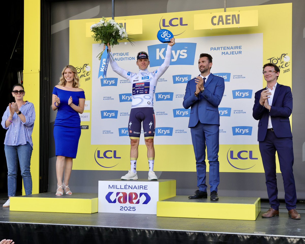 Opticien_Krys (@opticiens_krys) on Twitter photo Vainqueur de la 5e étape de <a href="/LeTour/">Tour de France™</a> dans un temps canon, <a href="/EvenepoelRemco/">Remco Evenepoel</a> a renoué le fil de son histoire avec le #MaillotBlancKrys à Caen. Passation de pouvoir entre <a href="/kevin_vauquelin/">Kevin Vauquelin</a> et le champion olympique du chrono, mais le jeune normand lâche la tunique avec les honneurs Vainqueur de la 5e étape de <a href="/LeTour/">Tour de France™</a> dans un temps canon, <a href="/EvenepoelRemco/">Remco Evenepoel</a> a renoué le fil de son histoire avec le #MaillotBlancKrys à Caen. Passation de pouvoir entre <a href="/kevin_vauquelin/">Kevin Vauquelin</a> et le champion olympique du chrono, mais le jeune normand lâche la tunique avec les honneurs