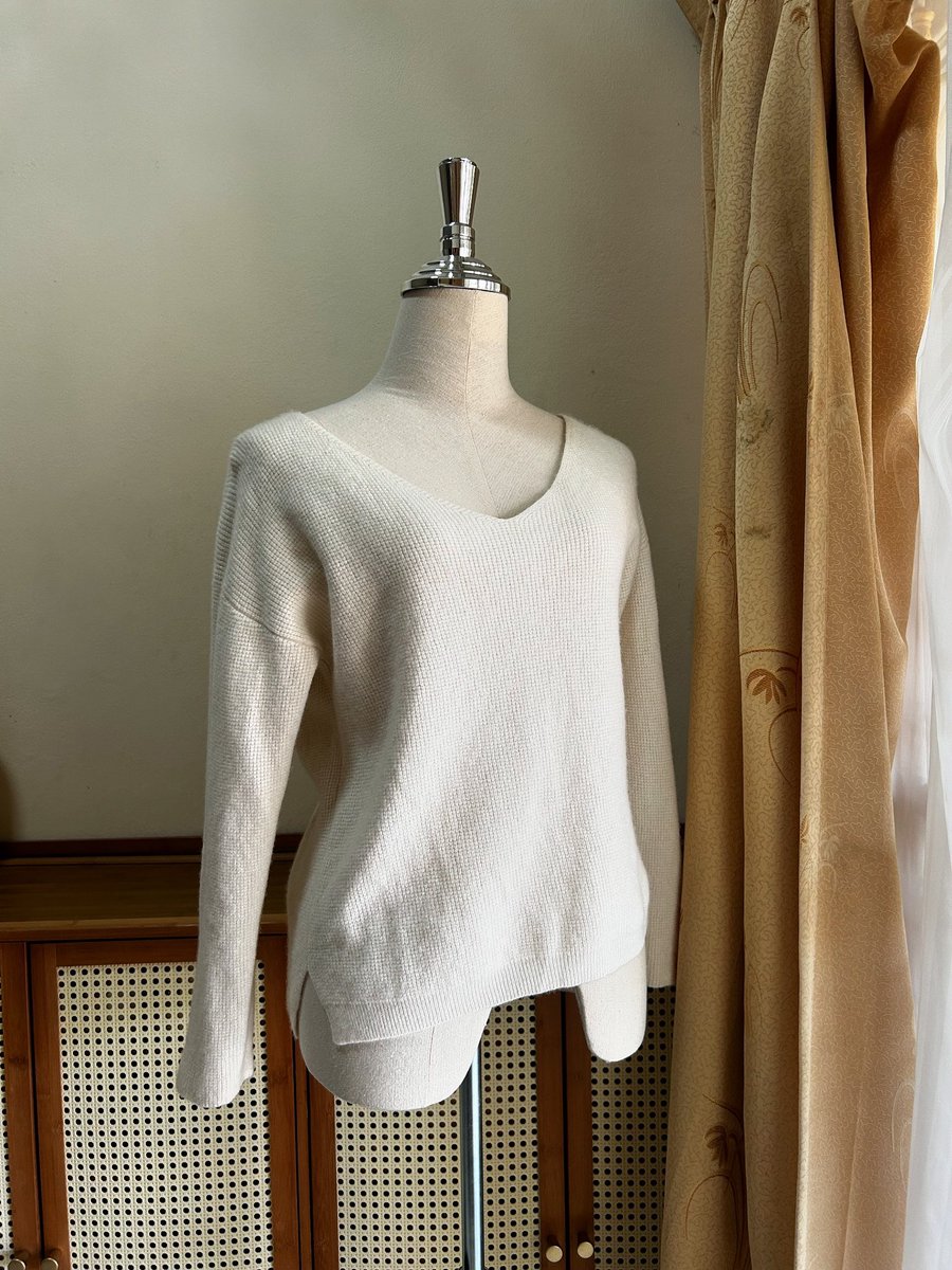 oneseone's tweet photo. 🛍️ 130.-

รอบอก 38 | ยาว 22 นิ้ว.

ตำหนิ : -

ค่าส่งเหมา 50.-

#secondhandshop 
#prelovedfashion #เสื้อผ้ามือสอง #มือสองสภาพดี #vintagestyle #softfashion #pastelaesthetic #เสื้อผ้าวินเทจ 
#minimalfemalestyle #โล๊ะตู้ #ส่งต่อ https://t.co/p8wq5Mffmw