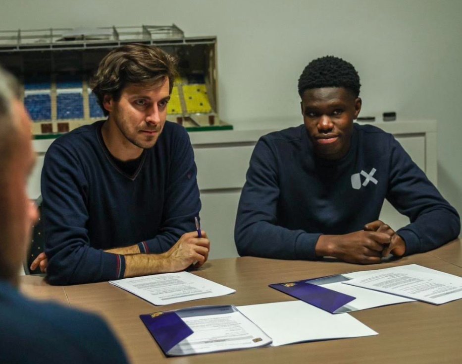 EllBretland's tweet image. &quot;He feeds off of being loved and wants to give back that love.” 🔵⚽️

I spoke to Thierno Barry&apos;s father Amadou, his SC Toulon coach Youssef Sif and former SK Beveren CEO Antoine Gobin to chart the striker&apos;s journey to Everton.

You can read about it here: ellbretland.substack.com/p/the-rise-of-…