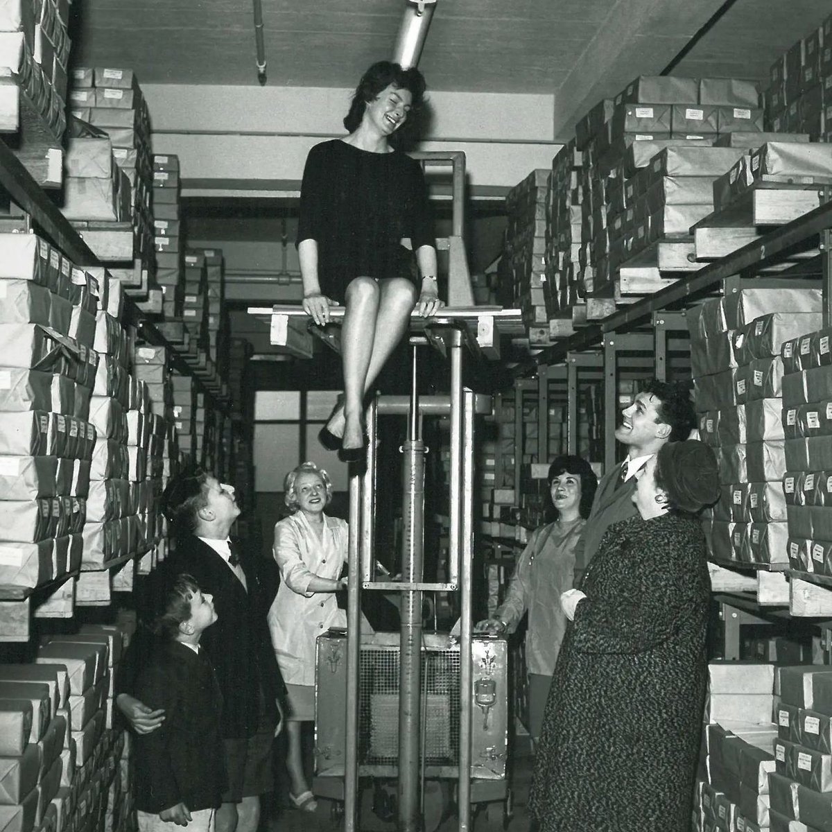 Photographs of People Making Books at The Collins Factory in 1960s Glasgow - Flashbak buff.ly/cv2RV95