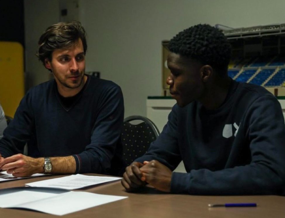 EllBretland's tweet image. &quot;He feeds off of being loved and wants to give back that love.” 🔵⚽️

I spoke to Thierno Barry&apos;s father Amadou, his SC Toulon coach Youssef Sif and former SK Beveren CEO Antoine Gobin to chart the striker&apos;s journey to Everton.

You can read about it here: ellbretland.substack.com/p/the-rise-of-…