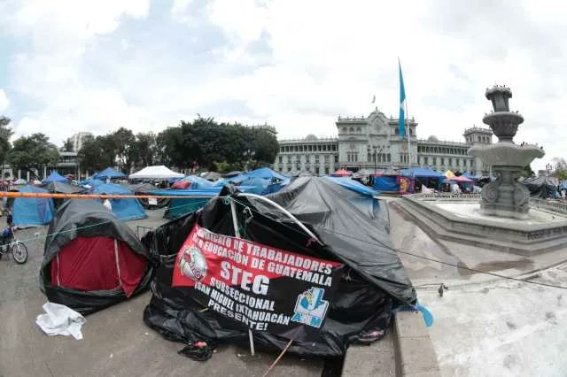 Ya basta de este espectáculo indigno porque no defiende intereses laborales sino las ganancias de un ampón llamado joviel. Es mejor despejar la Plaza y habilitarla para ser útil en caso de emertencia. #FueraVagos