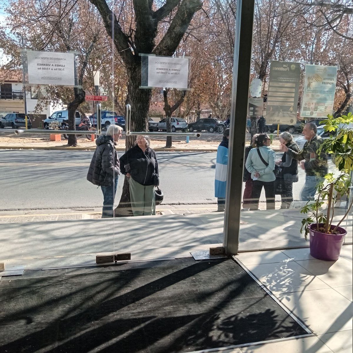 kariluz72's tweet photo. Lunes fuera del Municipio de La Falda, no a la privatización!! https://t.co/nPMF4O2BMl