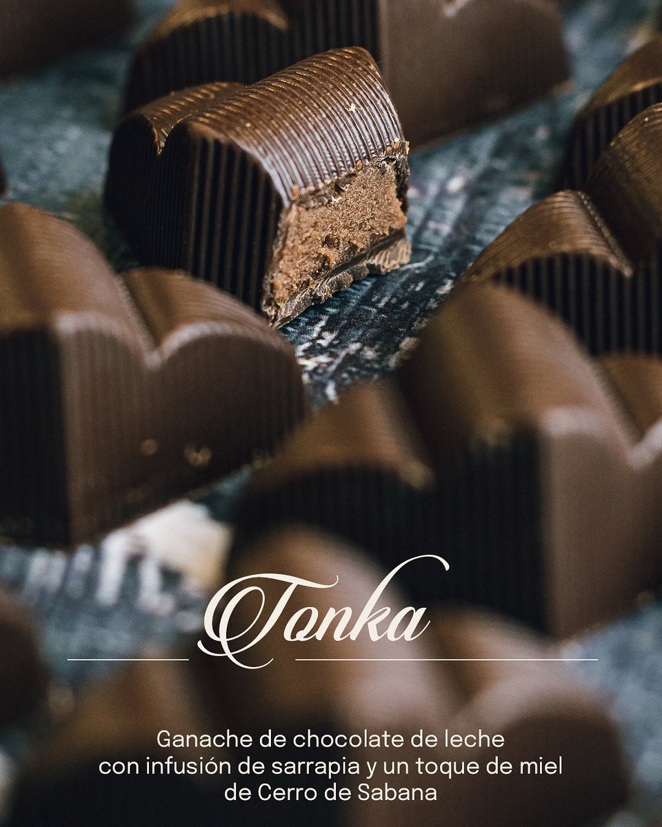 En La Praline puedes disfrutar de nuestro bombón Tonka, que lleva 😮‍💨 Ganache de chocolate de leche con infusión de sarrapia y un toque de miel de Cerro de Sabana. También puedes probar su inconfundible sabor en nuestro gelato que lleva su nombre.