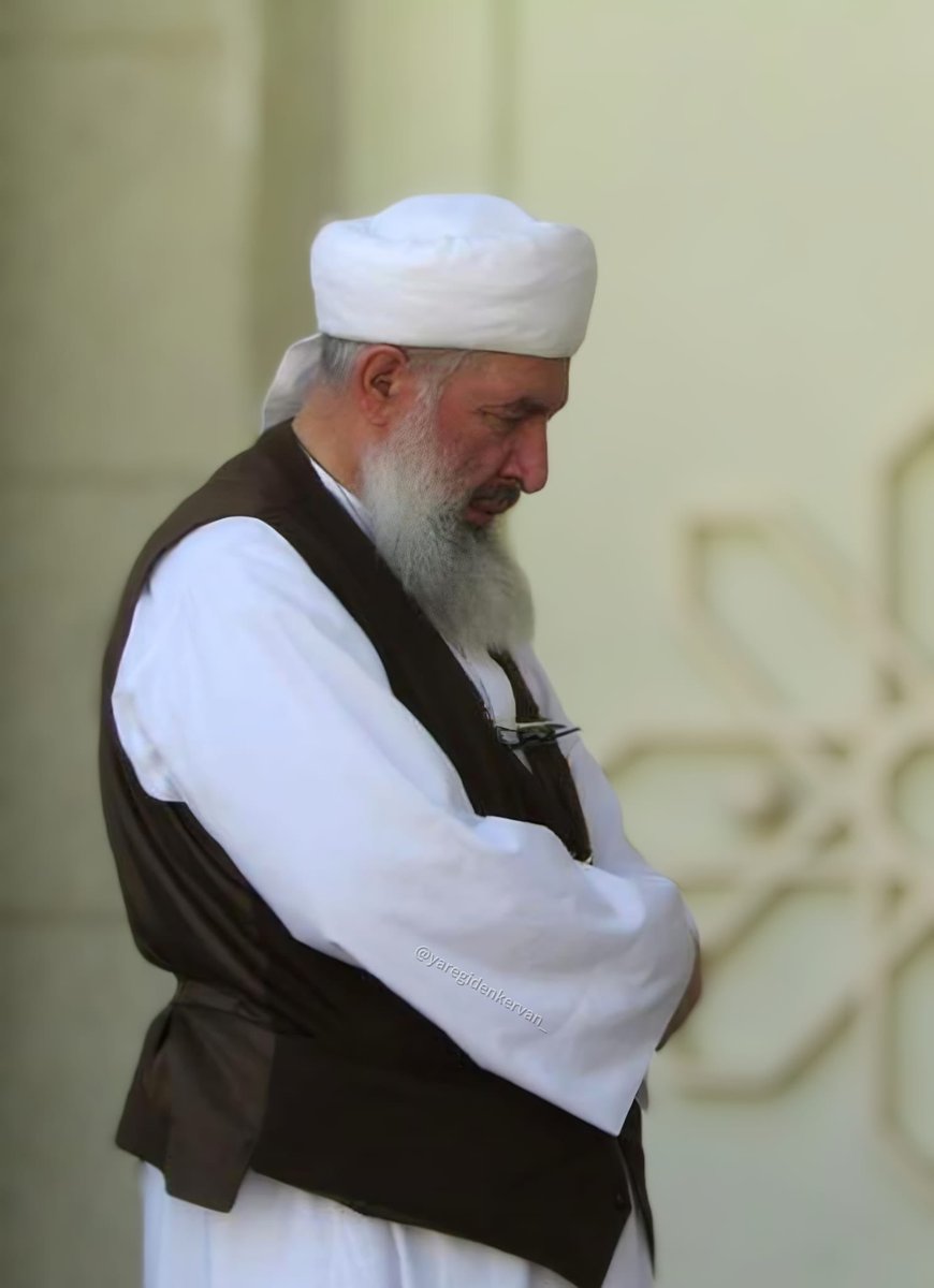 Hasretin kor oldu!

Dağ gibi yükselip rahmet saçardın
Yolcuya, miskine sofra açardın
Üryâna renginden libas biçerdin
Hasretin kor oldu yaktı sînemi

Yaşlı gözle aşıklar her dem arıyor
Bakılan her yönde izin duruyor
Menzil'e gelenler seni soruyor
Hasretin kor oldu yaktı sînemi