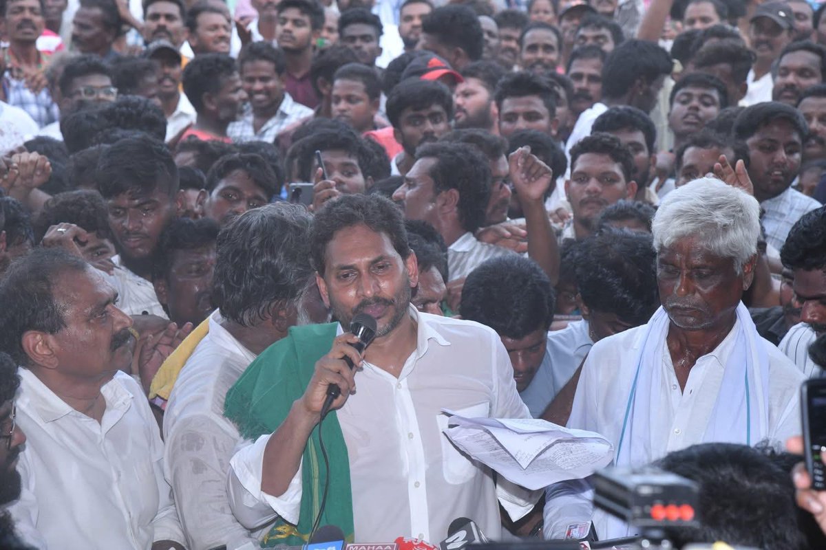 Chunduri_Ravi_B's tweet image. మామిడి పంటను వ్యాపారులు కిలో రూ.8లకు కొంటున్నారని, ప్రభుత్వం కూడా రైతులకు రూ.4లు ఇస్తోందని ఒక పక్క చెబుతూ మరోపక్క ఆ రూ.4లు కూడా మీరు ఇచ్చి ఆదుకోండని కేంద్ర మంత్రికి వినతిపత్రం ఇస్తారా? ఇక మీరు రైతులను ఆదుకున్నట్లు ఎలా అవుతుంది? మీకు రైతులను ఆదుకోవాలనే మంచి మన…