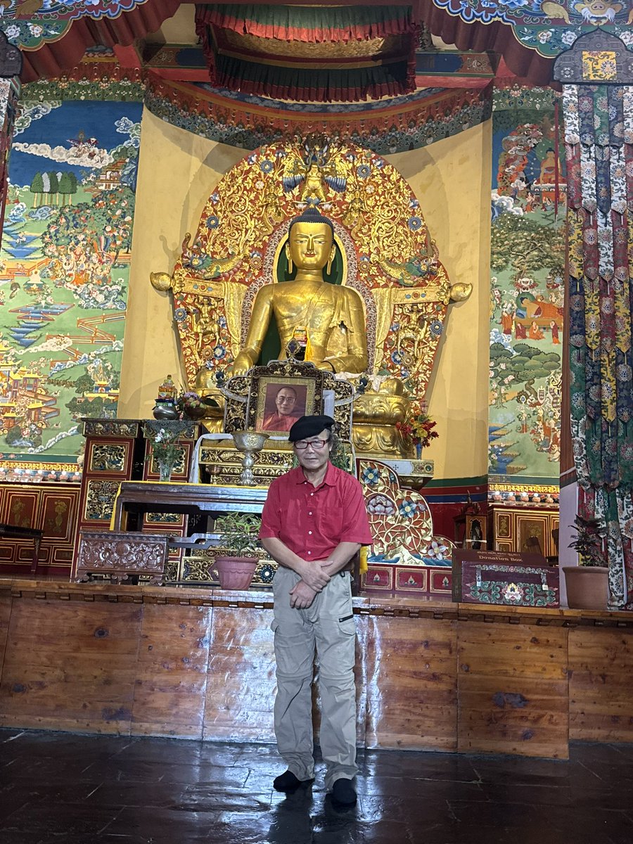 从疑惑到开悟：在尊者达赖喇嘛九十大寿期间，我在达兰萨拉的文化之旅

2025年，6月下旬至7月，我应邀前来达兰萨拉，参加尊者第十四世达赖喇嘛九十大寿的殊胜寿典。作为一位长期关注藏人命运、支持自由与人权事业的华人艺术家与海外民主运动参与者，这不仅是一次朝圣之行，更是一段灵魂的洗礼。