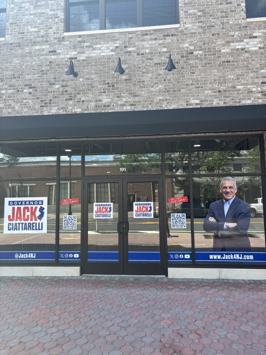 Saveamericasue's tweet image. Picking up signs at Jack Ciattarelli headquarters so Early Vote Action can put them up at our locations!
Let’s all do our part and elect a new Republican governor!! Go @Jack4NJ !!! @EarlyVoteAction @ScottPresler