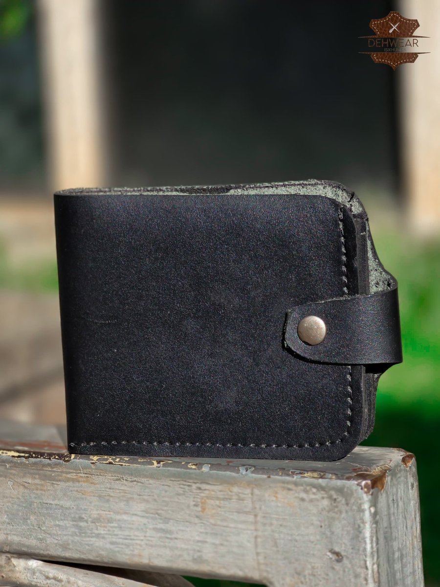 DEHWEAR's tweet photo. β¨ One Fold. All Class.
Our genuine leather wallets bring clean lines, smooth texture, and timeless quality β just $20.
πΏπΌ Handmade in Zimbabwe.
π© DM or visit Eastgate Market Shop G14.
#DehwearIsikhumba #leathercraft #MensWallets #SupportLocal #zimmade https://t.co/QdsPRIKuz6