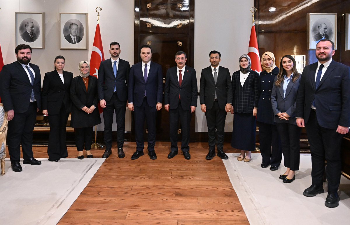 _cevdetyilmaz's tweet photo. AK Parti Genel Merkez Gençlik Kolları Başkanımız Sayın Yusuf İbiş ve MYK üyeleri bir araya geldik.

AK Parti için gençlik, ömürden bir kesit değil; milletin kaderine ortak olma şuuruyla yaşanan bir idealler dönemidir.

23 yıllık kutlu yürüyüşümüzde; sandıklardan sokaklara, kampüslerden köylere kadar her alanda gençlik kollarımızın alın teri, samimiyeti ve cesareti vardır.

Türkiye Yüzyılı hedefimizde en büyük güvencemizin yine azimli gençlerimiz olduğuna yürekten inanıyorum.

Bu kutlu harekete bugüne kadar omuz vermiş tüm genç kardeşlerime emekleri için teşekkür ediyor, AK Parti Gençlik Kolları’na görevlerinde başarılar diliyorum.