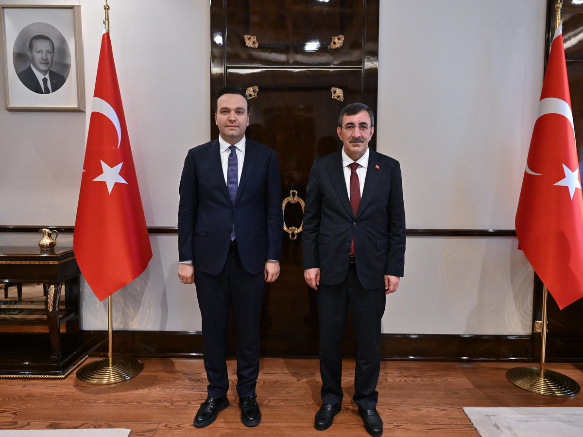 _cevdetyilmaz's tweet photo. AK Parti Genel Merkez Gençlik Kolları Başkanımız Sayın Yusuf İbiş ve MYK üyeleri bir araya geldik.

AK Parti için gençlik, ömürden bir kesit değil; milletin kaderine ortak olma şuuruyla yaşanan bir idealler dönemidir.

23 yıllık kutlu yürüyüşümüzde; sandıklardan sokaklara, kampüslerden köylere kadar her alanda gençlik kollarımızın alın teri, samimiyeti ve cesareti vardır.

Türkiye Yüzyılı hedefimizde en büyük güvencemizin yine azimli gençlerimiz olduğuna yürekten inanıyorum.

Bu kutlu harekete bugüne kadar omuz vermiş tüm genç kardeşlerime emekleri için teşekkür ediyor, AK Parti Gençlik Kolları’na görevlerinde başarılar diliyorum.