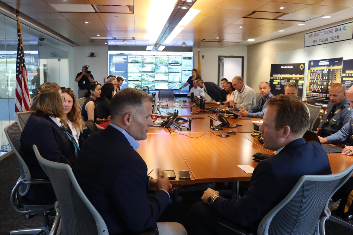 FTA_DOT's tweet image. Yesterday, FTA Senior Advisor Marc Molinaro and @AndrewHGiuliani, Executive Director of the White House Task Force for the FIFA World Cup 2026, joined @NJTRANSIT CEO Kris Kolluri for a tour of the agency’s facilities, including the NJ Statewide Traffic Management Center. These…