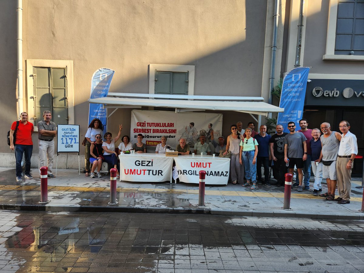 tmmobizmir's tweet image. Adalet Nöbeti 1171. gününde!
Güvenli ve sağlıklı yaşam alanlarında barınma hakkını, kent hakkını, adaleti, özgürlüğü talep eden Gezi’nin taleplerinin arkasında, tutuklu arkadaşlarımızın yanındayız.
#GeziyeÖzgürlük #GeziyiSavunuyoruz