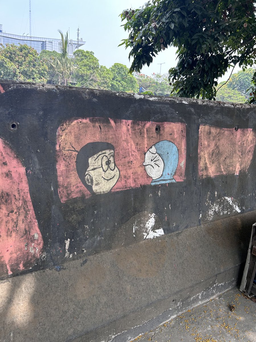 最近話題のタンジュンプリオク、確かに治安終わってたなw
でも線路歩いてたら水貰えたし、ドラえもんの落書きあった