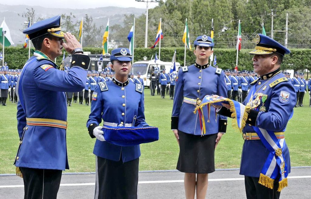 CmdtPoliciaEc's tweet photo. Al asumir el mando de la Policía Nacional del Ecuador, no solo recibo una responsabilidad institucional; asumo también un deber moral con la sociedad y con cada uno de los más de 58.000 servidores policiales desplegados a lo largo y ancho de nuestro país. Este es un compromiso que trasciende el cargo, porque significa #ServirYProtegerConFirmeza a la vida, la integridad y la esperanza de millones de ecuatorianos que confían en su Policía.

Cada decisión que tome llevará el peso de esa confianza y la convicción de que servir a la patria no es una opción, es un honor.

Con disciplina, valor y lealtad, trabajaremos sin descanso para garantizar la seguridad y la paz que nuestro país merece.

#PolicíaEcuador